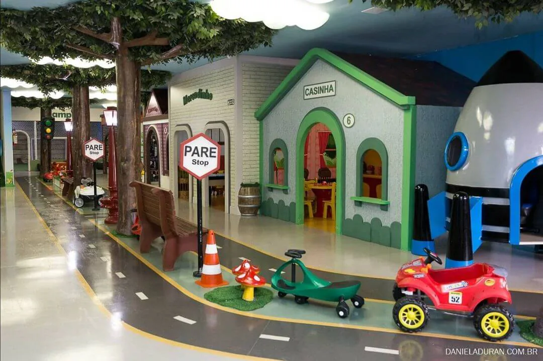 Projeto de arquitetura infantil com minicidade, casinhas temáticas e área de circulação