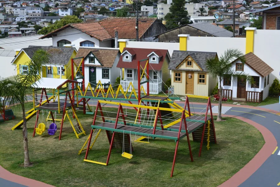 Mini cidade infantil em condomínio com playground e casinhas temáticas