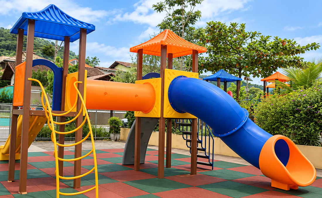 Projeto de playground infantil com torres, túneis, escorregadores e piso de segurança