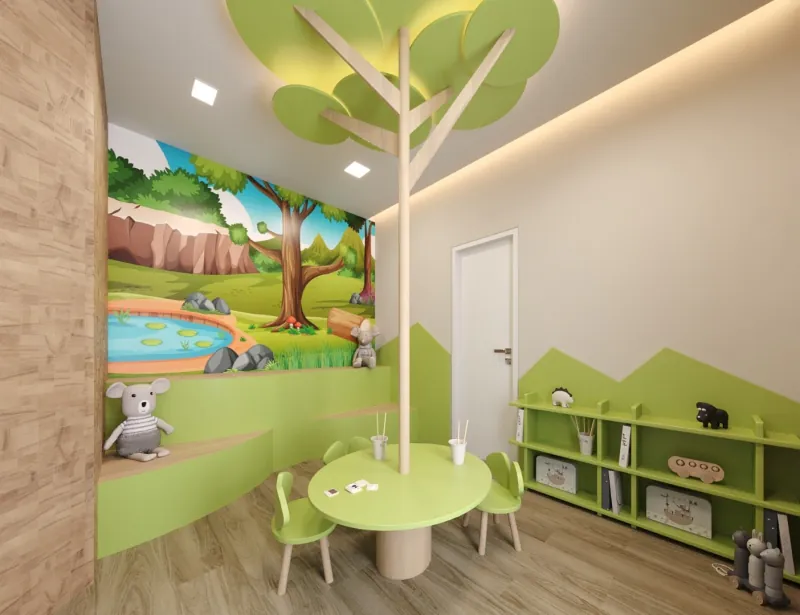 Projeto de sala infantil em ambiente de saúde com árvore no teto, painel de paisagem, mesa infantil e estantes verdes